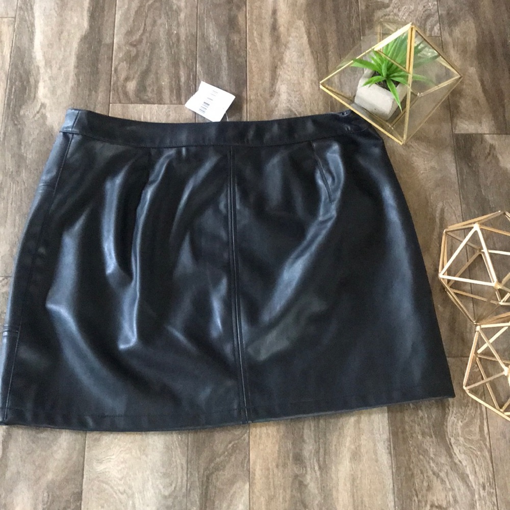 NWT Plus Size 1X Faux Leather Zip Up Mini Skirt - Picture 3 of 6